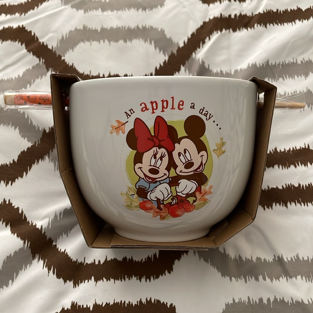 NEW! Mickey & Minnie ramen bowl w/ chopsticks